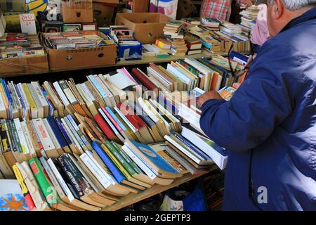 Grèce, Athènes, juin 28 2020 - Librairie avec des livres et des magazines anciens dans le quartier de Monastiraki. Banque D'Images