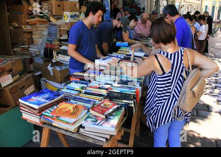 Grèce, Athènes, juin 28 2020 - Librairie avec des livres et des magazines anciens dans le quartier de Monastiraki. Banque D'Images