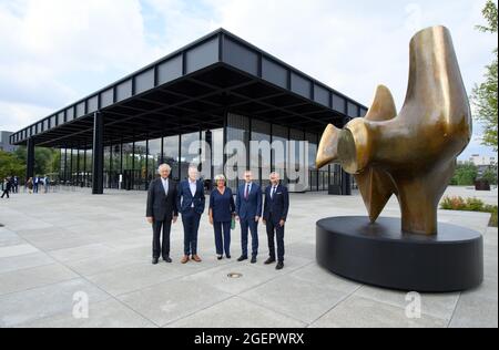 21 août 2021, Berlin : Michael Eissenhauer (l-r), directeur des Musées nationaux de Berlin, Joachim Jäger, directeur de la Nouvelle Galerie nationale, ministre d'État à la Culture Monika Grütters (CDU), maire de Berlin, Michael Müller (SPD) et Hermann Parzinger, président de la Fondation du Patrimoine culturel prussien, Se tenir devant le bâtiment à côté de la sculpture « The Archer » de Henry Moore avant le début de la cérémonie pour marquer la réouverture de la Nouvelle Galerie nationale. Une équipe dirigée par l'architecte britannique David Chipperfield a rénové et réparé le bâtiment, qui wa Banque D'Images