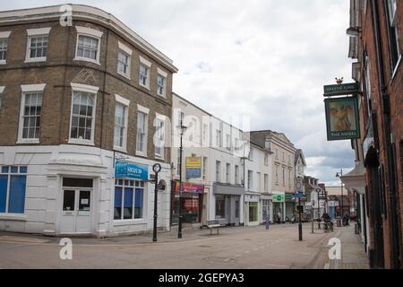 Vue sur High Street à Andover, Hampshire au Royaume-Uni Banque D'Images