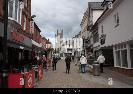 Acheteurs sur Andover High Street dans Hampshire, Royaume-Uni Banque D'Images