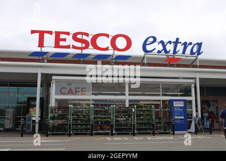 Avant de magasin supplémentaire Tesco avec affichage et espace de copie. Wigan, Royaume-Uni, Banque D'Images