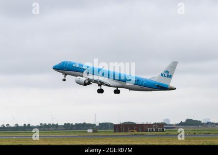 PH-EZF KLM Cityhopper Embraer ERJ Airplane part de Polderbaan 18R-36L de l'aéroport d'Amsterdam Schiphol aux pays-Bas Banque D'Images