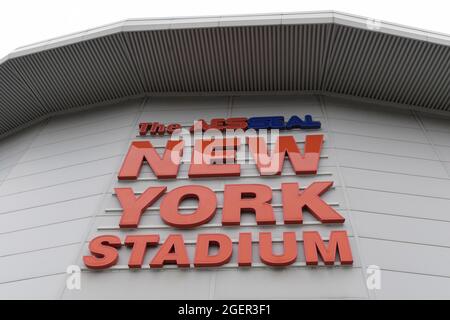 Vue générale du stade AESSEAL New York, domicile de Rotherham United Banque D'Images