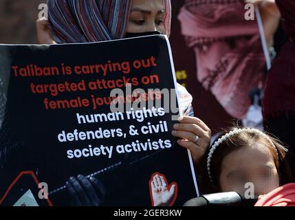Rome, Italie. 21 août 2021. Rome 21/08/2021 manifestation solidaire du peuple afghan sur la Piazza della Repubblica crédit: Agence de photo indépendante/Alamy Live News Banque D'Images