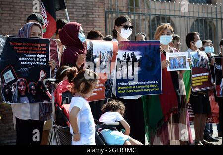 Rome, Italie. 21 août 2021. Rome 21/08/2021 manifestation solidaire du peuple afghan sur la Piazza della Repubblica crédit: Agence de photo indépendante/Alamy Live News Banque D'Images