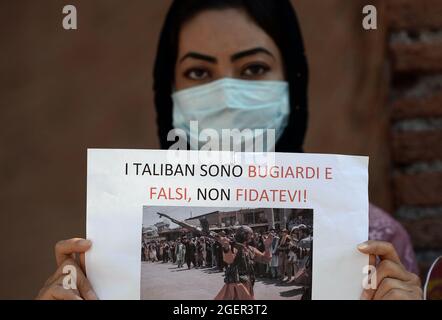 Rome, Italie. 21 août 2021. Rome 21/08/2021 manifestation solidaire du peuple afghan sur la Piazza della Repubblica crédit: Agence de photo indépendante/Alamy Live News Banque D'Images