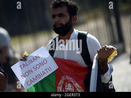 Rome, Italie. 21 août 2021. Rome 21/08/2021 manifestation solidaire du peuple afghan sur la Piazza della Repubblica crédit: Agence de photo indépendante/Alamy Live News Banque D'Images
