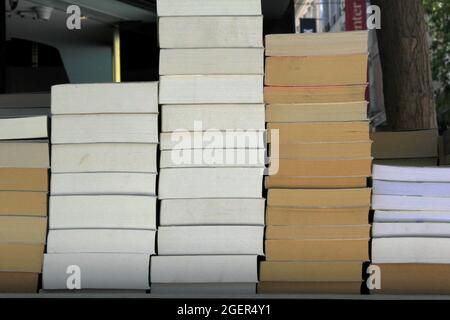 Décrochage de livres au marché de rue à Athènes, Grèce, août 11 2020. Banque D'Images