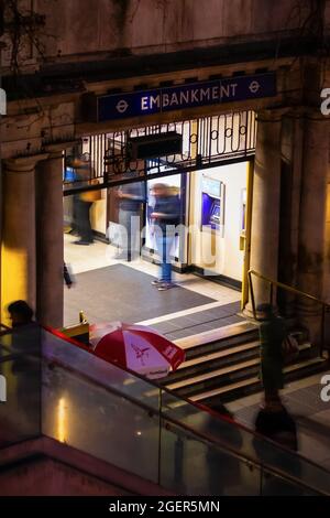 Photo nocturne de l'entrée de la station de métro Embankment prise d'en haut Banque D'Images