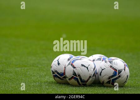 Rotherham, Royaume-Uni. 21 août 2021. Les Puma Match balles sur le terrain à Rotherham, Royaume-Uni, le 8/21/2021. (Photo de Simon Whitehead/News Images/Sipa USA) crédit: SIPA USA/Alay Live News Banque D'Images