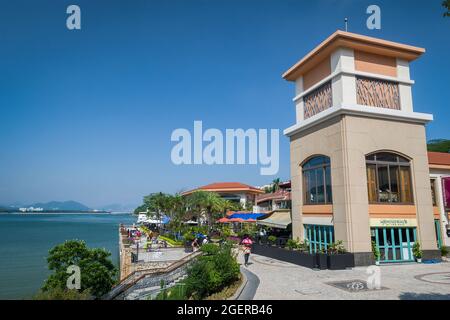 D'Deck, un complexe de restaurants en bord de mer à Discovery Bay Plaza, île de Lantau, Hong Kong, avec Disneyland visible au loin (2011) Banque D'Images