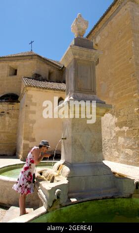 Femme buvant de la fontaine Alhama de Grenade Banque D'Images