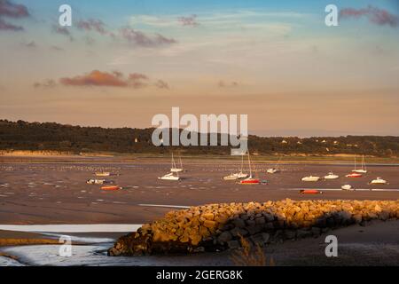 Petits bateaux sur le bai de canche à marée basse lors d'une soirée d'été, pas-de-Calais, France Banque D'Images