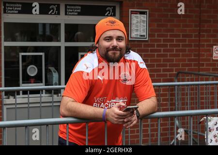 Bournemouth, Royaume-Uni. 21 août 2021. Un fan de Blackpool attend l'entraîneur de l'équipe à Bournemouth, au Royaume-Uni, le 8/21/2021. (Photo de Mark Cosgrove/News Images/Sipa USA) crédit: SIPA USA/Alay Live News Banque D'Images