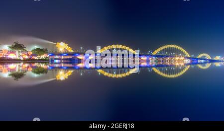 Dragon Bridge à Da Nang dans la nuit Banque D'Images