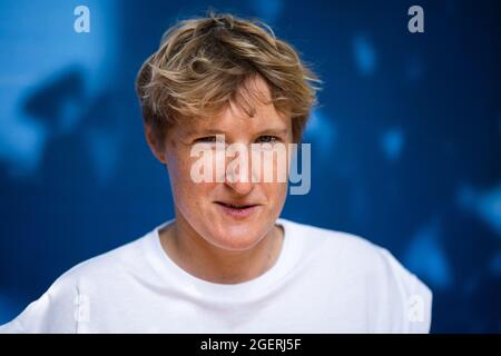 Poitiers, France. 21 août 2021. Portrait de la journaliste française, féministe et activiste LGBT et membre du Conseil de Paris, Alice Coffin pendant les journées d'été Europe Ecologie les Verts EELV à Poitiers, le 21 août 2021. Les Journées d'été du parti sont une période forte avant le primaire de septembre, au cours de laquelle les cinq candidats verts tentent de convaincre leur famille politique qu'ils incarnent la meilleure chance pour la présidence en avril 2022. Photo de Raphael Lafargue/ABACAPRESS.COM crédit: Abaca Press/Alay Live News Banque D'Images