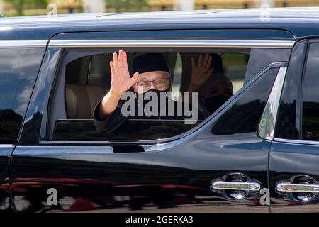 Kuala Lumpur, Malaisie. 21 août 2021. Le nouveau Premier ministre de Malaisie, Ismail Sabri Yaakob, se fait une vague devant les médias alors qu'il quitte le palais national après la cérémonie d'assermentation à Kuala Lumpur, en Malaisie, le 21 août 2021. Ismail Sabri Yaakob, ancien vice-premier ministre, a prêté serment samedi en tant que nouveau premier ministre de Malaisie. Credit: Chong Voon Chung/Xinhua/Alay Live News Banque D'Images