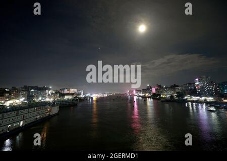 Dhaka, Bangladesh - 20 août 2021 : vue de nuit du fleuve Buriganga à Dhaka, au Bangladesh. Banque D'Images