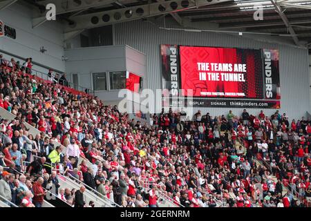 Fans à l'intérieur du stade avant le match de la Sky Bet League One au stade AESSEAL New York, Rotherham. Date de la photo: Samedi 21 août 2021. Banque D'Images