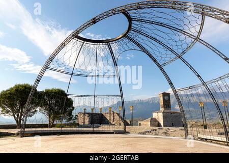 Belle tour d'horloge dans le château de Gjirokaster, Albanie Banque D'Images
