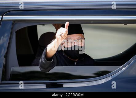 Kuala Lumpur, Malaisie. 21 août 2021. Le Premier ministre malaisien, Ismail Sabri Yaakob, fait un geste en quittant le Palais national après une cérémonie d'assermentation. Ismail a été assermenté en tant que neuvième Premier ministre de Malaisie après que King a confirmé qu'il avait le soutien de 114 députés, lui donnant la majorité pour former le gouvernement. Crédit : SOPA Images Limited/Alamy Live News Banque D'Images