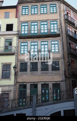 Façade traditionnelle de bâtiments dans la rue des narins du centre-ville de Porto, Portugal Banque D'Images