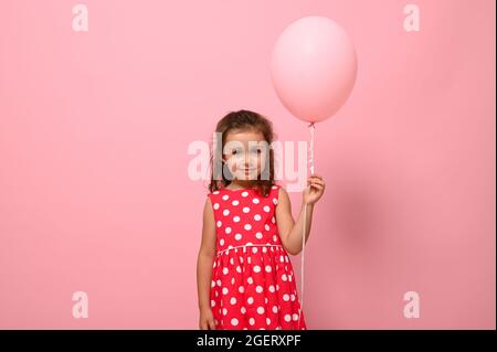 Portrait De Belle Jolie Magnifique Adorable 4 Ans Adorable Fille D Anniversaire Enfant En Robe Avec Motif A Pois Tenant Un Ballon Rose Isole Sur Rose Photo Stock Alamy