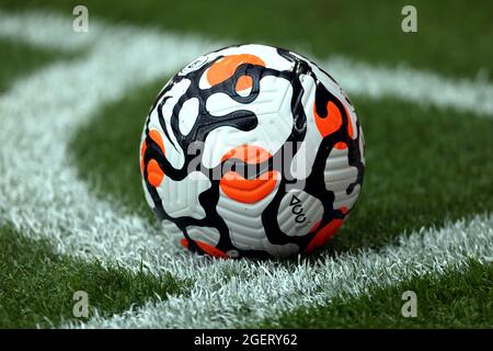 Gros plan du ballon officiel Nike Flight utilisé dans le jeu avant le match de la Premier League à Elland Road, Leeds. Date de la photo: Samedi 21 août 2021. Banque D'Images