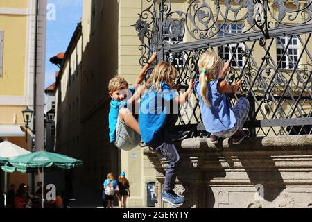 Kinder spielen in Regensburg, Altstadt, Mittelalterstadt oder Innenstadt in der Oberpfalz, Bayern, Allemagne Banque D'Images