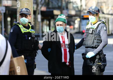 Melbourne, Australie, 21 août 2021. Un homme est arrêté lors de la manifestation pour la liberté le 21 août 2021 à Melbourne, en Australie. Des manifestations contre la liberté ont lieu dans tout le pays en réponse aux restrictions de la COVID-19 et à la suppression continue des libertés. Crédit : Dave Helison/Alamy Live News Banque D'Images