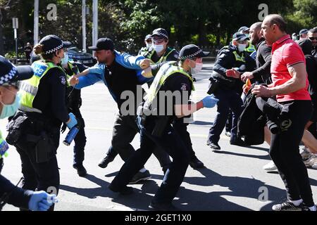 Melbourne, Australie, 21 août 2021. Des manifestants se sont heurts à la police lors de la manifestation Freedom le 21 août 2021 à Melbourne, en Australie. Des manifestations contre la liberté ont lieu dans tout le pays en réponse aux restrictions de la COVID-19 et à la suppression continue des libertés. Crédit : Dave Helison/Alamy Live News Banque D'Images