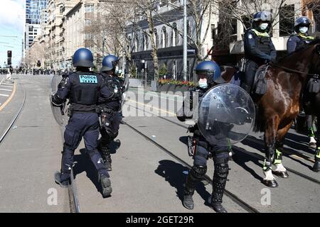 Melbourne, Australie, 21 août 2021. Des centaines de policiers sont vus lors de la manifestation de la liberté, le 21 août 2021, à Melbourne, en Australie. Des manifestations contre la liberté ont lieu dans tout le pays en réponse aux restrictions de la COVID-19 et à la suppression continue des libertés. Crédit : Dave Helison/Alamy Live News Banque D'Images