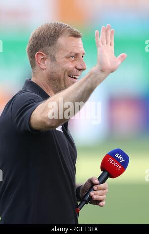 21 août 2021, Bavière, Fürth: Football: Bundesliga, SpVgg Greuther Fürth - Arminia Bielefeld, Matchday 2 au Sportpark Ronhof Thomas Sommer. L'entraîneur de Bielefeld Frank Kramer rit avant le début du match. Photo: Daniel Karmann/dpa - NOTE IMPORTANTE: Conformément aux règlements du DFL Deutsche Fußball Liga et/ou du DFB Deutscher Fußball-Bund, il est interdit d'utiliser ou d'utiliser des photos prises dans le stade et/ou du match sous forme de séquences d'images et/ou de séries de photos de type vidéo. Banque D'Images