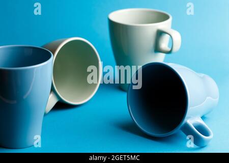 Céramique lumineux - tasses en couleurs bleu sur fond bleu Banque D'Images