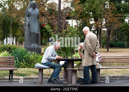 Belgrade, Serbie - 27 septembre 2019 : personnes âgées jouant aux échecs dans le parc public de Kalemegdan Banque D'Images