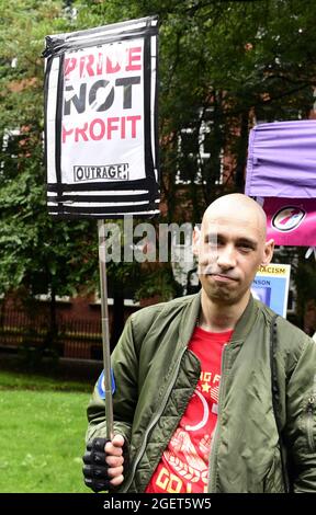 Manchester, Royaume-Uni, 21 août 2021. Une petite manifestation dans le centre de Manchester, au Royaume-Uni. Les demandes comprenaient la fin de la commercialisation de la fierté LGBT locale. Cela fait suite aux protestations des médias au sujet de l'événement Manchester Pride mettant fin au financement de certains groupes locaux, notamment le George House Trust qui fournit des services aux personnes vivant avec le VIH et touchées par le VIH et le programme de distribution de préservatifs de la Fondation LGBT. L'homme tient : écriteau « fierté sans but lucratif ». Crédit : Terry Waller/Alay Live News Banque D'Images