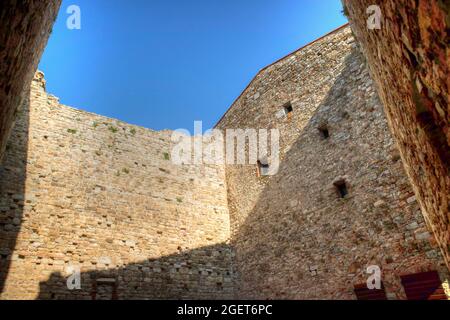Vue sur l'ancienne Rocca Aldobrendesca dans Suvereto Toscane Italie Banque D'Images