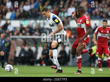 Craig Forsyth (à gauche) du comté de Derby et Anfernee Dijksteel de Middlesbrough pour la bataille du ballon pendant le match du championnat Sky Bet au Pride Park, Derby. Date de la photo: Samedi 21 août 2021. Banque D'Images