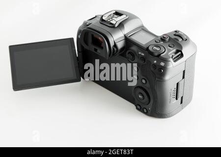 20 août 2021. Anapa, Russie. Appareil photo sans miroir Canon R5 isolé sur fond blanc Banque D'Images