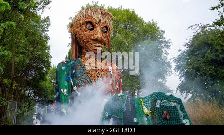 Alloa, Écosse, Royaume-Uni. 21 août 2021. Elle se réveille de son sommeil. STORM, par compagnie de théâtre, Vision Mechanics, promenades à Alloa. Cette marionnette de 10 mètres de haut raconte l'histoire des océans en crise. STORM est une déesse mythique de la mer, entièrement faite de matériaux recyclés et naturels. Le projet nous encourage tous à célébrer nos mers, à prendre soin de nos côtes et à donner la priorité à l'environnement. Credit: Iain McGuinness / Alamy Live News Banque D'Images