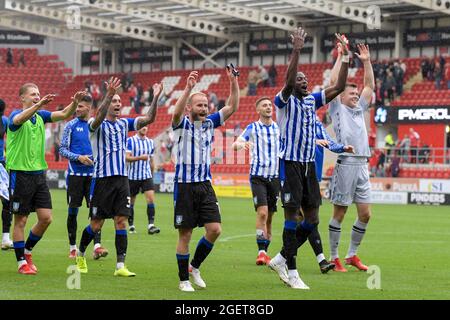 Les joueurs de Sheffield Wednesday fêtent devant les supporters en voyage après avoir battu Rotherham United 0-2 Banque D'Images