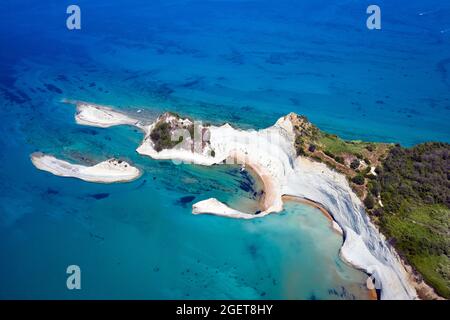 Vue aérienne des falaises blanches du cap Drastis près du village de Peroulades sur l'île de Corfou en Grèce Banque D'Images