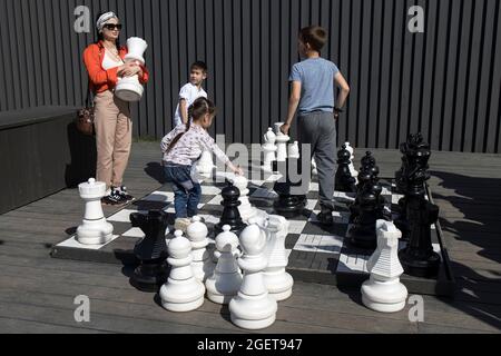 Saint-Pétersbourg, Russie - 9 août 2021, les enfants jouent aux échecs de croissance dans la zone ouverte du parc Banque D'Images