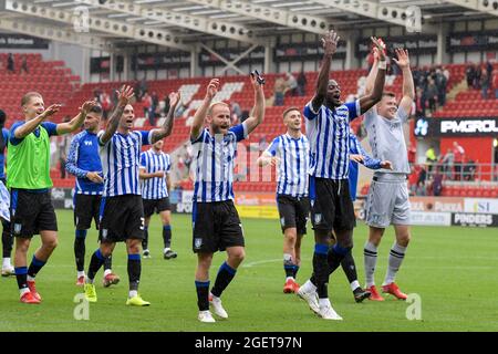 Rotherham, Royaume-Uni. 21 août 2021. Les joueurs de Sheffield Wednesday fêtent devant les supporters en voyage après avoir battu Rotherham United 0-2 à Rotherham, Royaume-Uni, le 8/21/2021. (Photo de Simon Whitehead/News Images/Sipa USA) crédit: SIPA USA/Alay Live News Banque D'Images