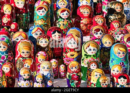 Population de poupées en bois Matryoshka ou Babuska peintes de couleurs vives. Tailles variables. Les visages des femmes avec le rouge à lèvres et les joues roses. Filles en t Banque D'Images