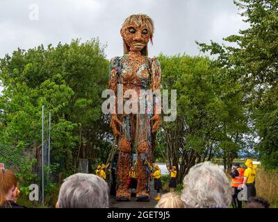 Alloa, Écosse, Royaume-Uni. 21 août 2021. STORM, par compagnie de théâtre, Vision Mechanics, promenades à Alloa. Cette marionnette de 10 mètres de haut raconte l'histoire des océans en crise. STORM est une déesse mythique de la mer, entièrement faite de matériaux recyclés et naturels. Le projet nous encourage tous à célébrer nos mers, à prendre soin de nos côtes et à donner la priorité à l'environnement. Credit: Iain McGuinness / Alamy Live News Banque D'Images