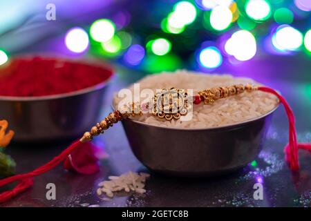 Rakhi, frère indien et fête sœur Raksha Bandhan concept. Bonne raksha bandhan. Banque D'Images