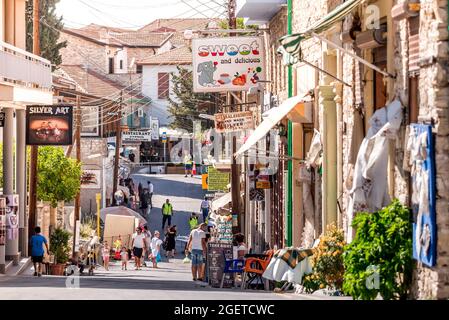 LEFKARA, CHYPRE - 17 juin 2018 : les habitants et les touristes se promènaient dans les magasins et les restaurants d'une rue de village. Banque D'Images