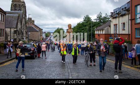 Alloa, Écosse, Royaume-Uni. 21 août 2021. STORM, par compagnie de théâtre, Vision Mechanics, promenades à Alloa. Cette marionnette de 10 mètres de haut raconte l'histoire des océans en crise. STORM est une déesse mythique de la mer, entièrement faite de matériaux recyclés et naturels. Le projet nous encourage tous à célébrer nos mers, à prendre soin de nos côtes et à donner la priorité à l'environnement. Credit: Iain McGuinness / Alamy Live News Banque D'Images